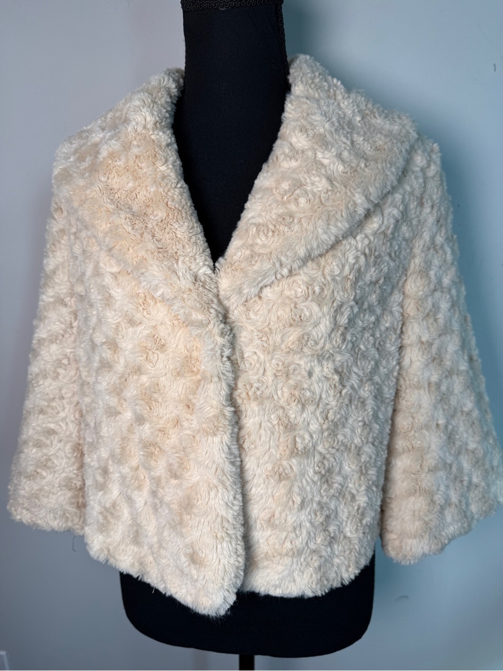 Anthropologie Solitaire by Ravi Khosla Cream Rosette Faux Fur Cropped Jacket S